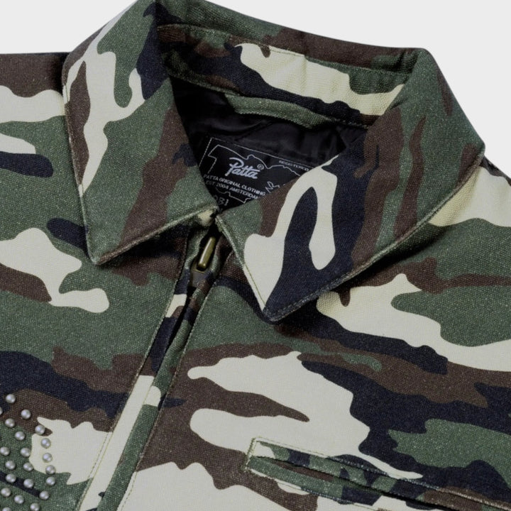 Close-up af brystlomme og Patta-detaljer på Camo Canvas Workwear Jacket