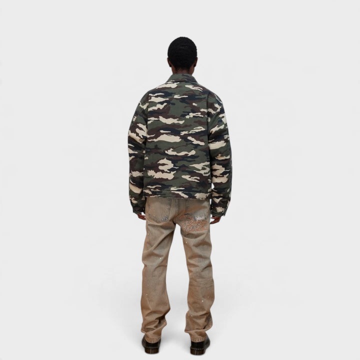 Patta Camo Canvas Workwear Jacket Mojave Dessert vist bagfra på model