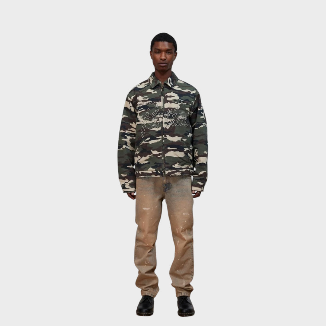 Patta Camo Canvas Workwear Jacket Mojave Dessert vist fra siden på model