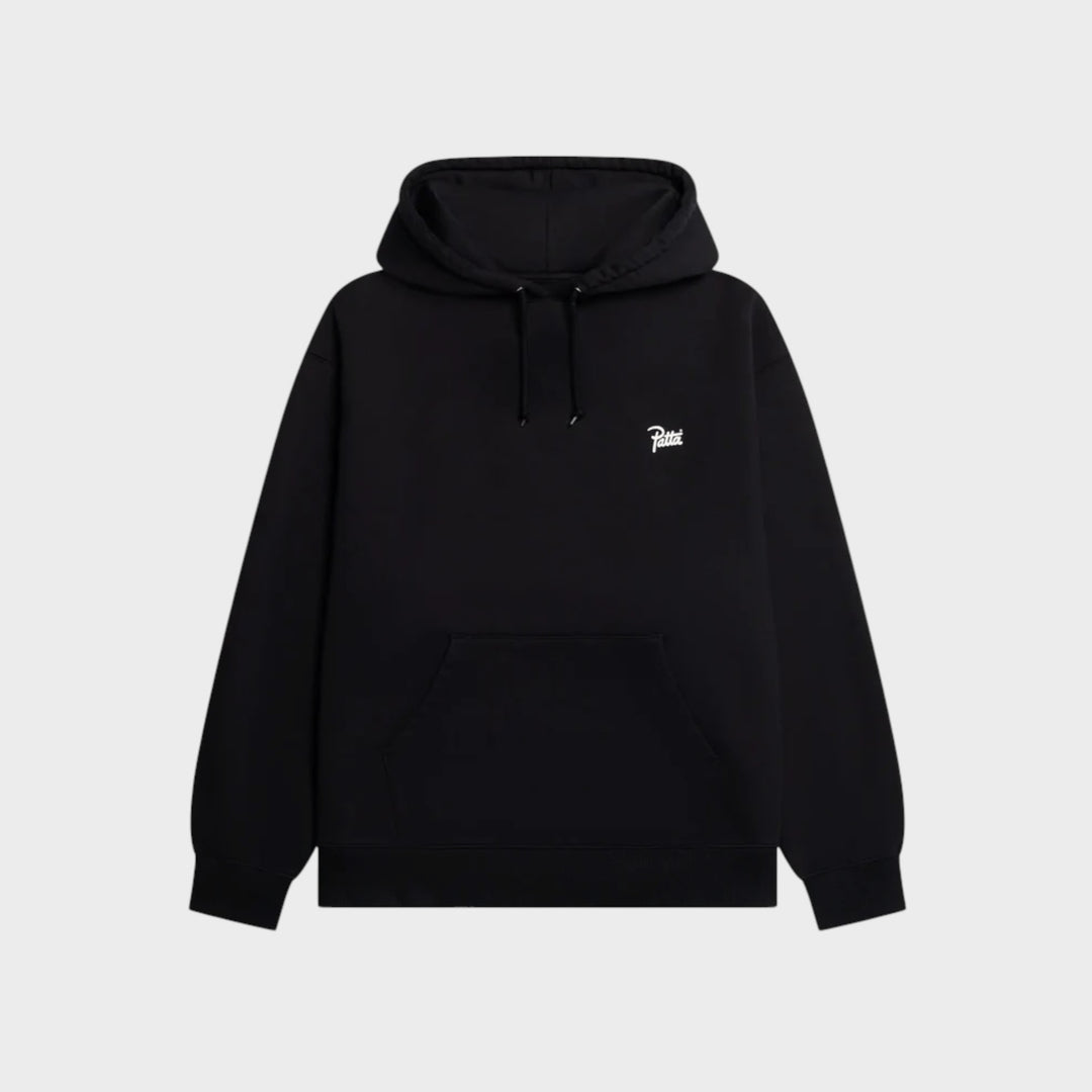 Patta Championship Hoodie i Sort set forfra med lille Patta Script-logo og kangaroo-lomme
