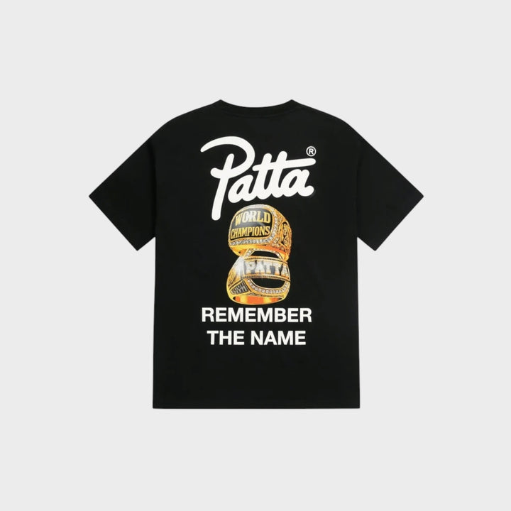 Patta Championship T-Shirt i Sort set bagfra med Championship artwork