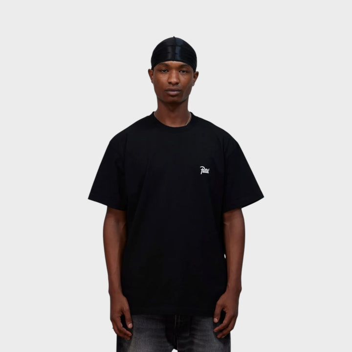 Patta Championship T-Shirt i Sort vist bagfra på model med grafisk rygprint
