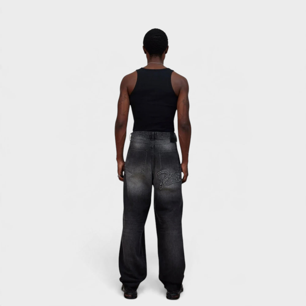 Patta Dark Dirty Whiskers Baggy Denim Jeans i Black vist forfra på model