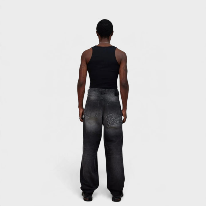 Patta Dark Dirty Whiskers Baggy Denim Jeans i Black vist forfra på model