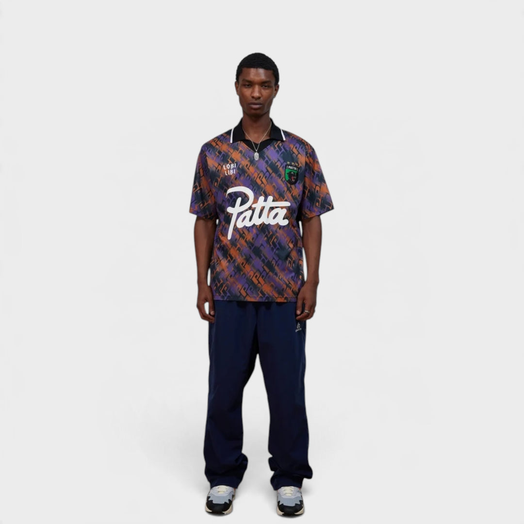 Patta All Over Print Football Jersey i Multi vist i fuldt outfit forfra på model