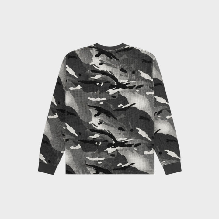 Close-up af waffle-struktur og Ghost Spray Camo print på Patta Longsleeve i Jet Black