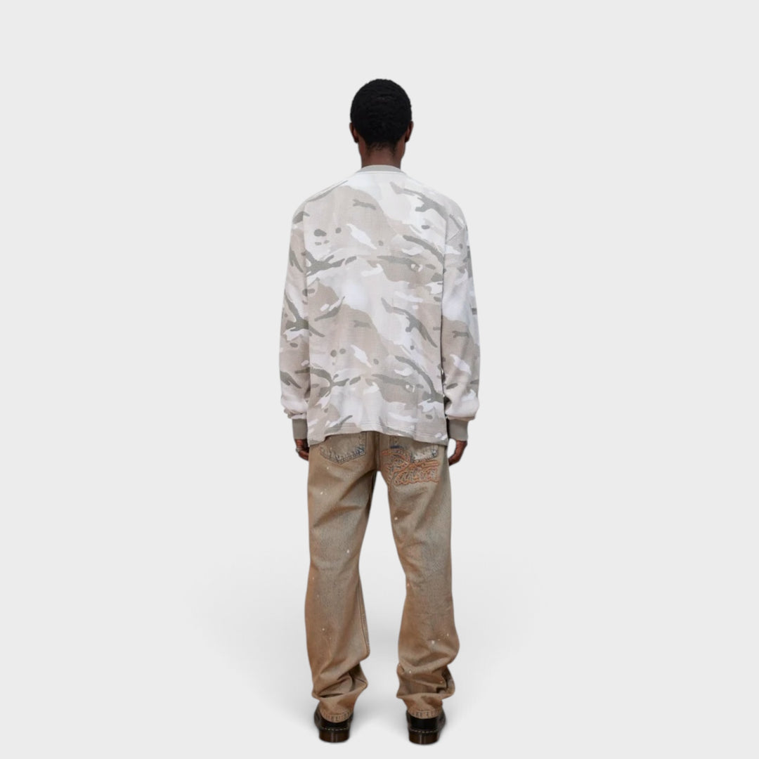 Patta Ghost Spray Camo Waffle Longsleeve i Willow Grey vist i fuldt outfit forfra på model