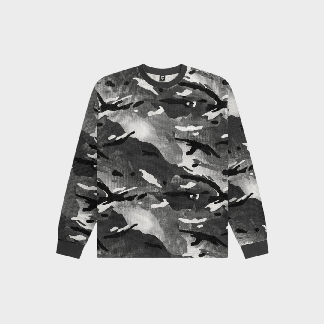 Patta Ghost Spray Camo Waffle Longsleeve i Jet Black set forfra med all-over Patta Script-print