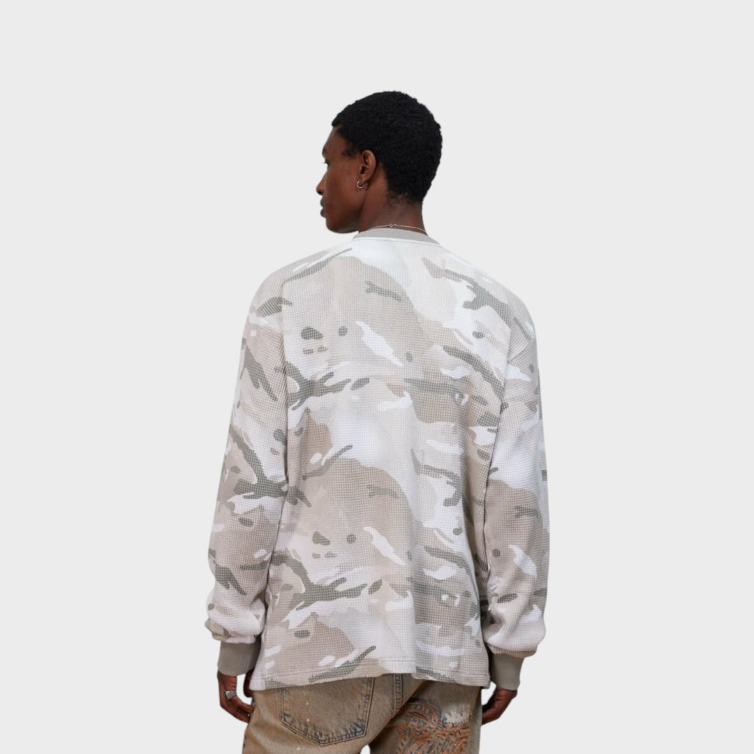 Patta Ghost Spray Camo Waffle Longsleeve i Willow Grey vist i fuldt outfit bagfra på model