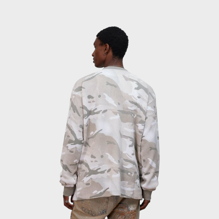Patta Ghost Spray Camo Waffle Longsleeve i Willow Grey vist i fuldt outfit bagfra på model