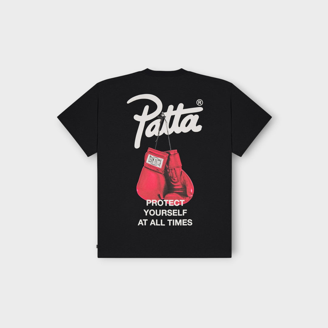Patta Protect Yourself T-Shirt i sort med grafisk print på front
