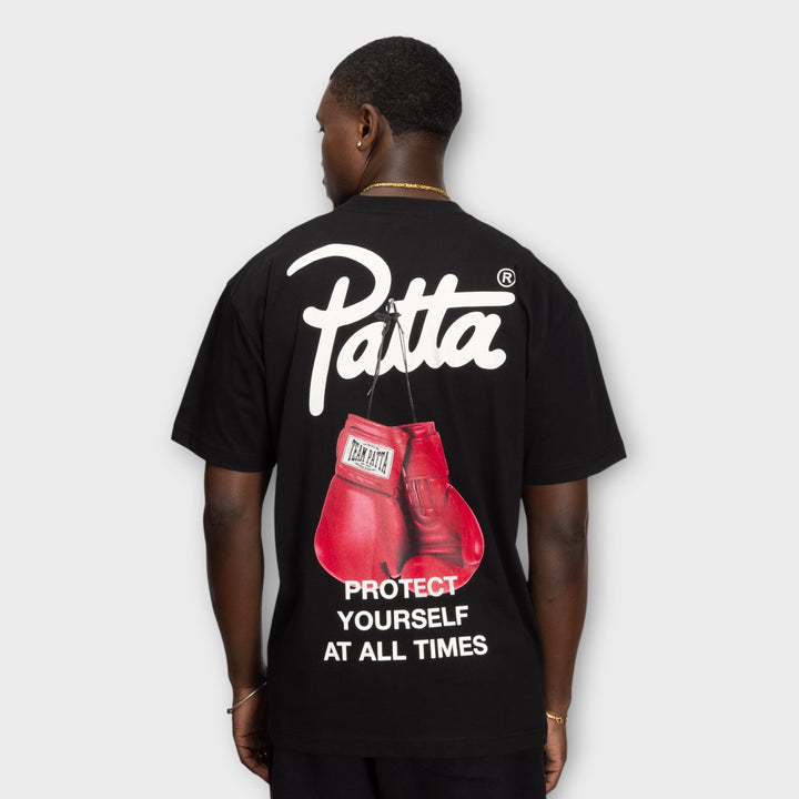 Sort Patta Protect Yourself tee med statement design
