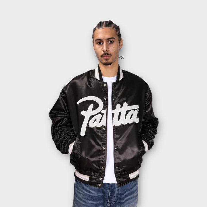 Patta Script Logo Satin Varsity Bomber Jakke i sort set bagfra