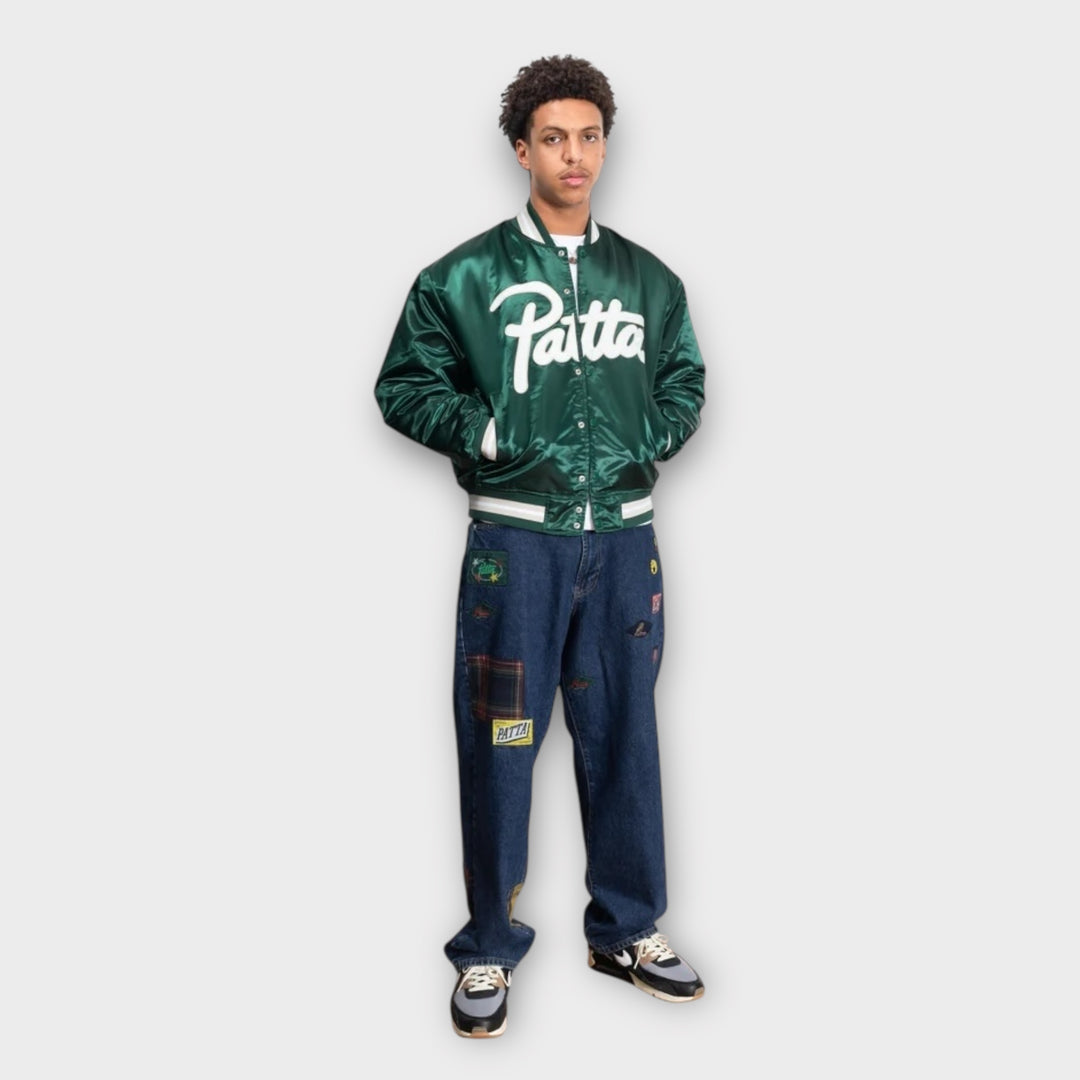 Patta Script Logo Satin Varsity Bomber Jakke i grøn set bagfra