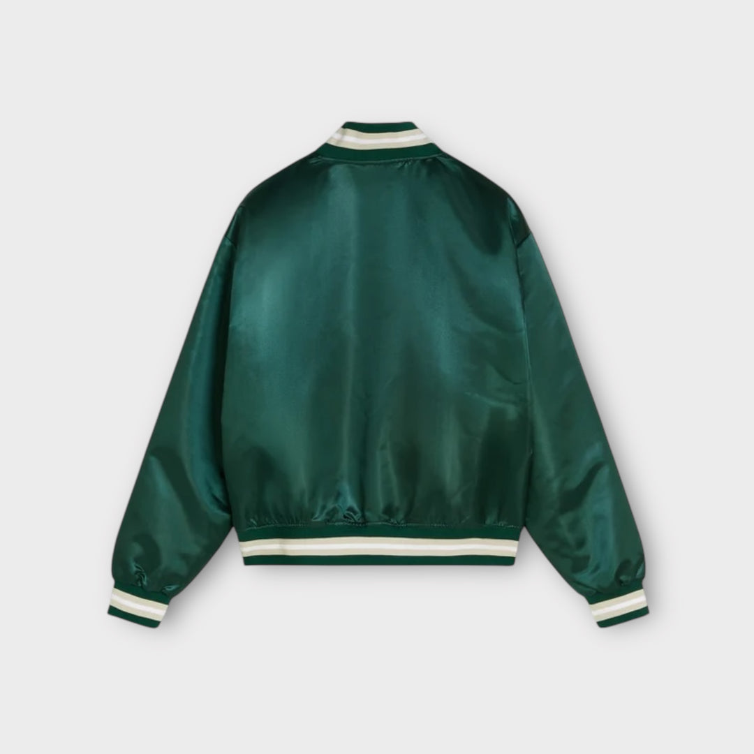 Broderet Patta logo på brystet af grøn bomberjakke