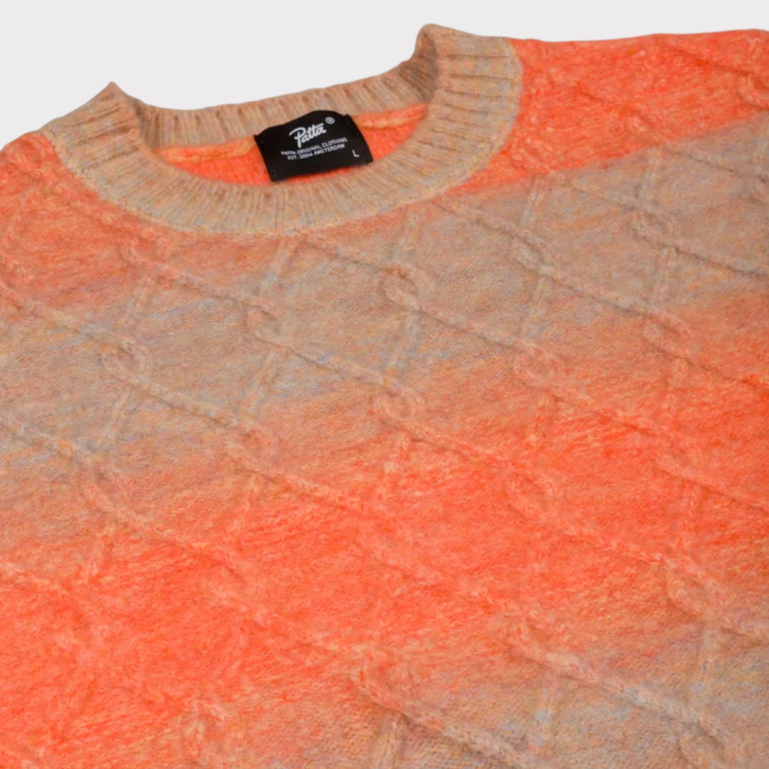 Close-up af kabelstrikket struktur og flerfarvet space dye-garn på Patta Sweater