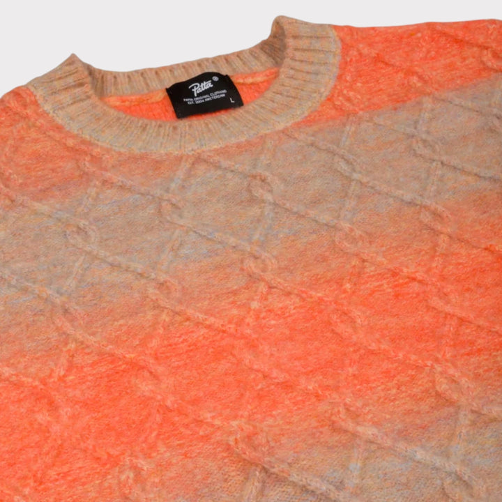 Close-up af kabelstrikket struktur og flerfarvet space dye-garn på Patta Sweater
