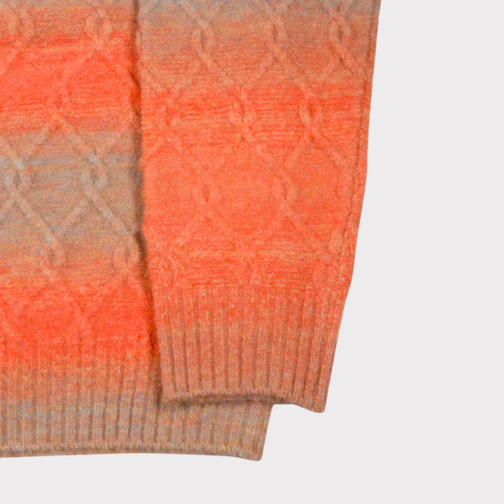 Close-up af Patta branding label og strikket struktur på Space Dye Sweater i Multi