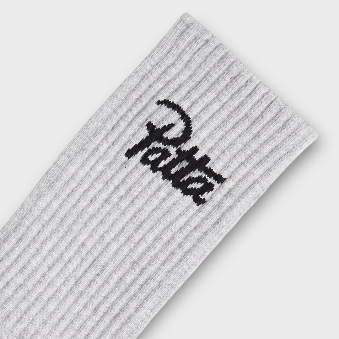 Grå Patta sokker med ikonisk logo – perfekt til sneakers, træning og hverdag