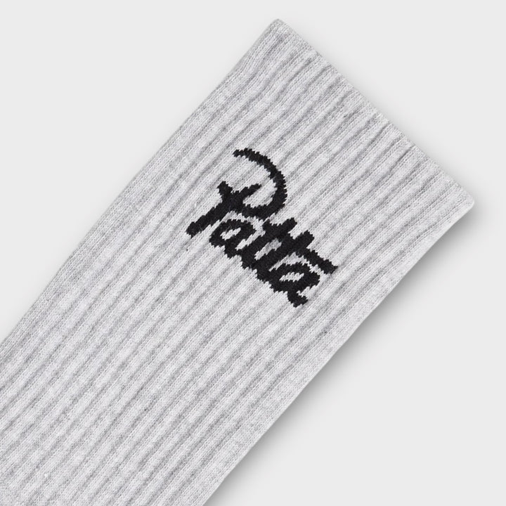 Grå Patta sokker med ikonisk logo – perfekt til sneakers, træning og hverdag