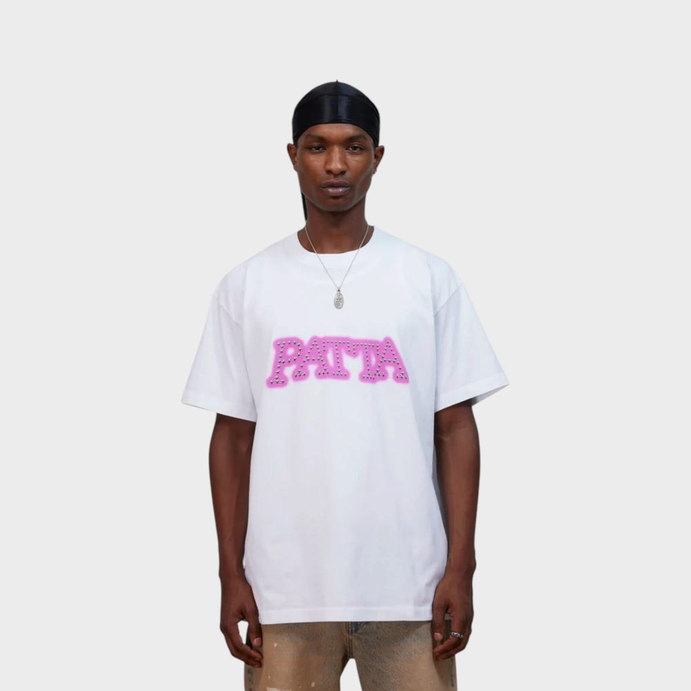 Patta Studs T-Shirt i Hvid/Pink vist forfra på model