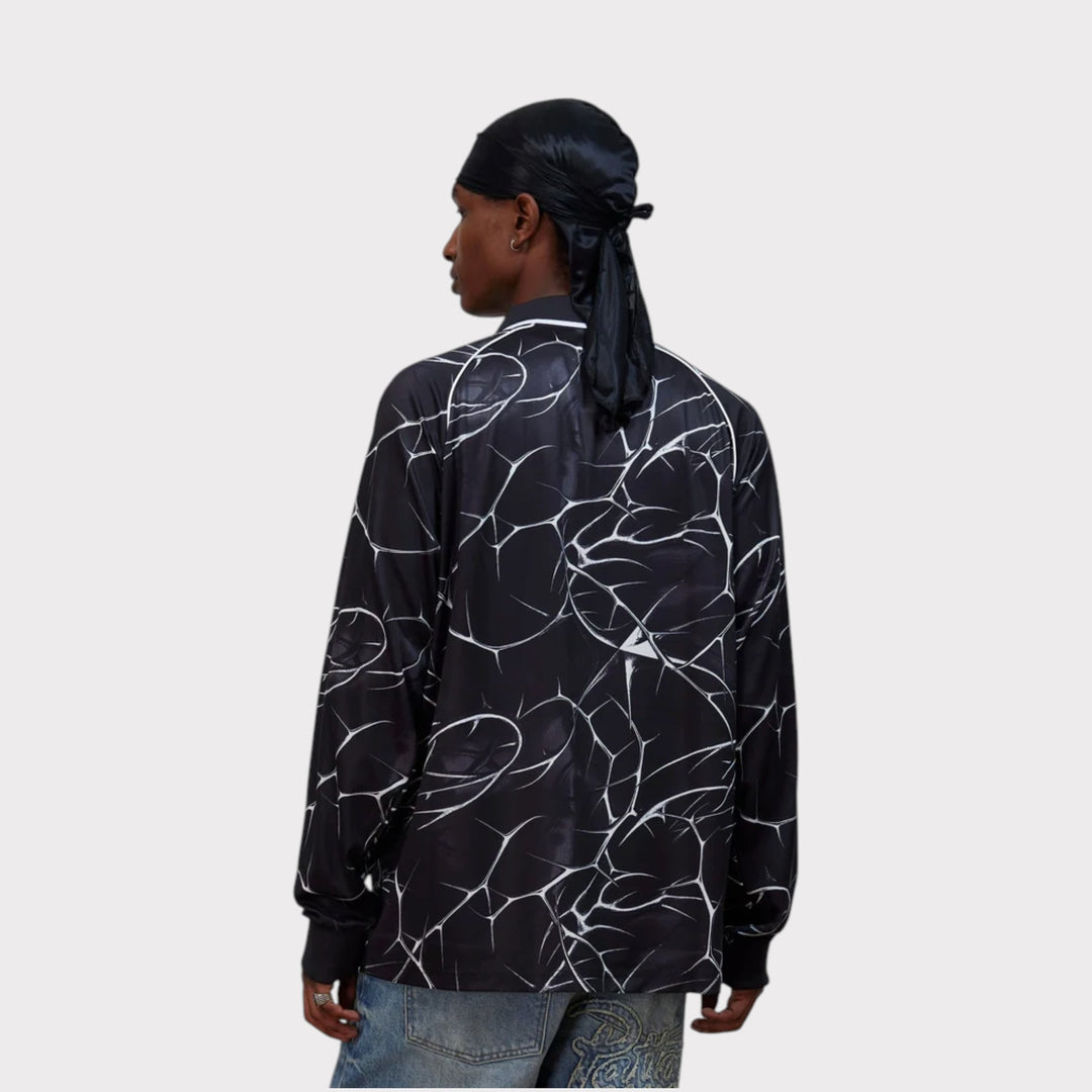 Patta Thorns Longsleeve Football Jersey i Moonless Night vist bagfra på model