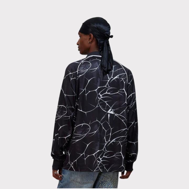 Patta Thorns Longsleeve Football Jersey i Moonless Night vist bagfra på model