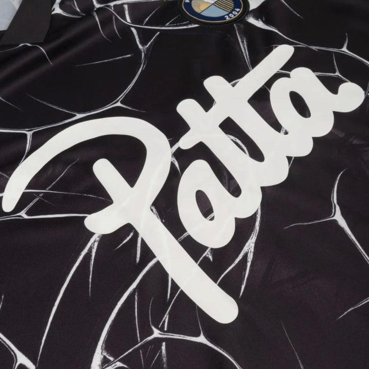 Patta Thorns Longsleeve Football Jersey vist i fuldt outfit forfra på model