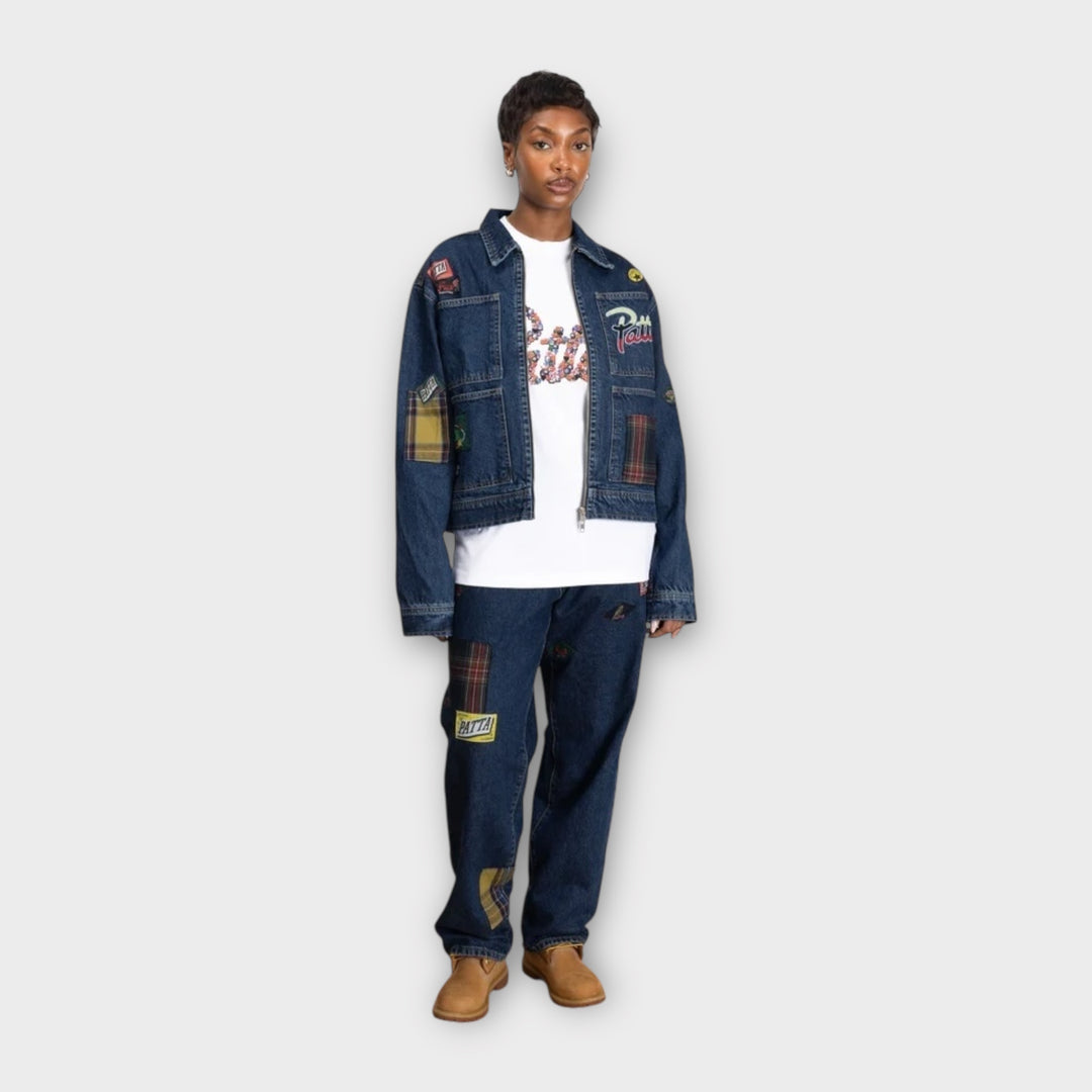 Blå Patta jeans med all-over labels grafisk print