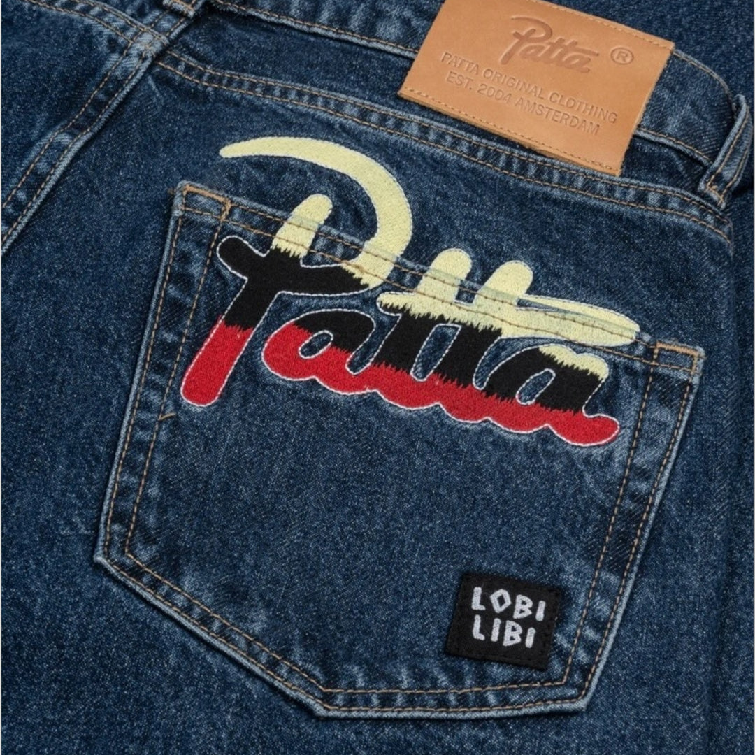 Patta denim jeans med unikt logo print i blå