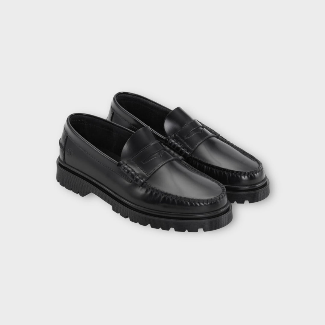 Playboy Austin loafer i sort polido læder set fra siden.