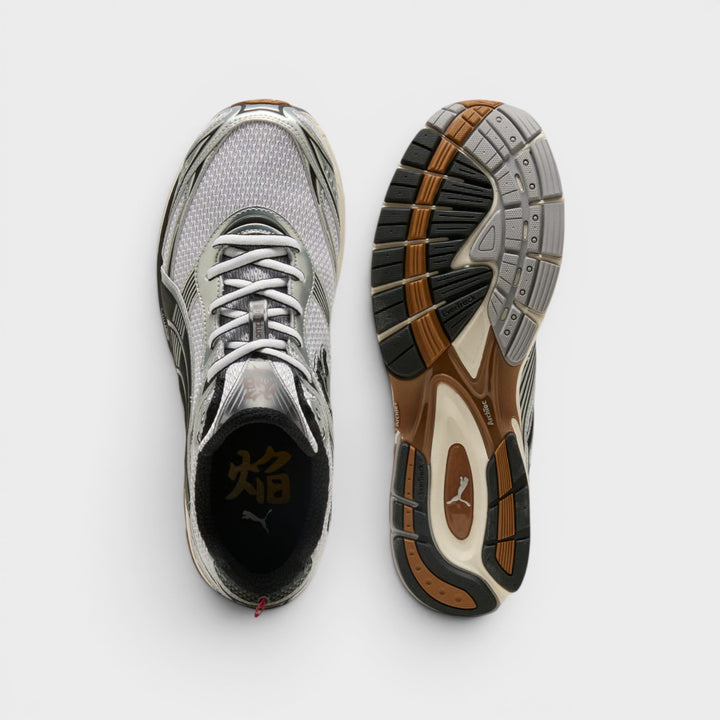 Puma Homura OG+ set fra siden i Matte Silver/Black.