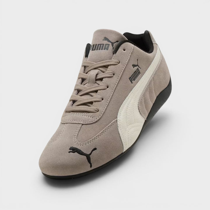 Puma Speedcat sneakers i grå med sorte detaljer.