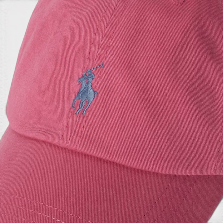 Ralph Lauren Klassisk Sports Kasket i Pink, nærbillede af det broderede ponylogo