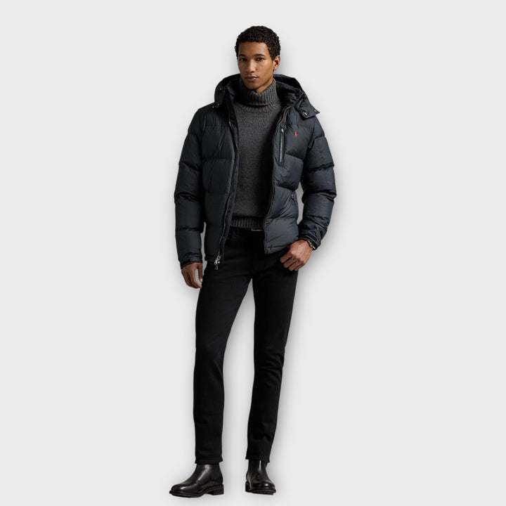 Detalje af Ralph Lauren Polo Dunjakke i sort med logo