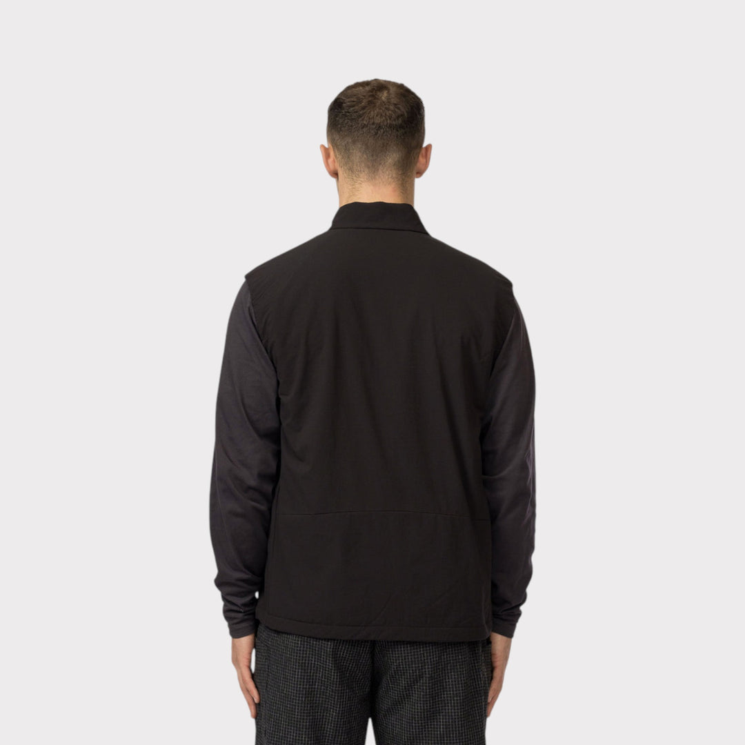 Snow Peak Breathable Insulated Vest i sort vist bagfra på model