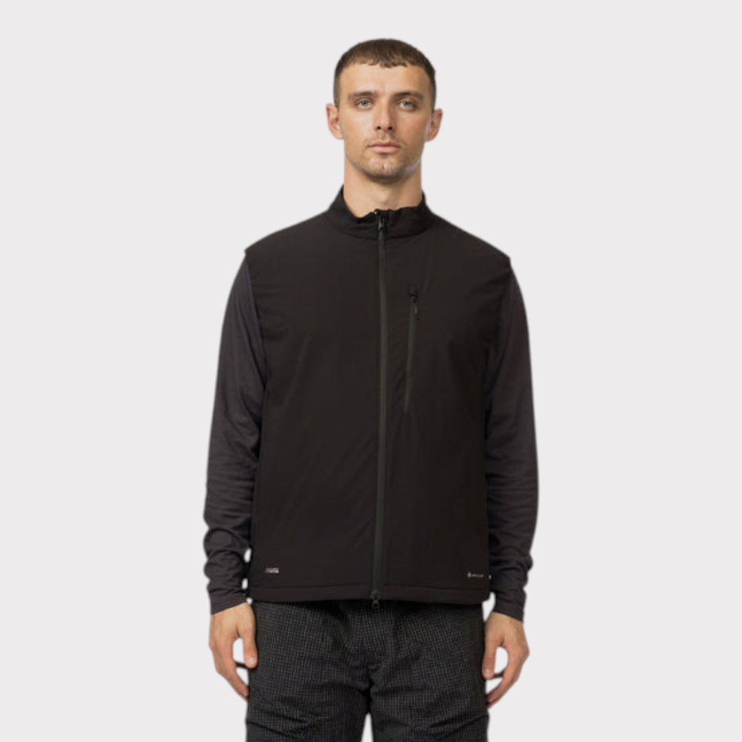 Snow Peak Breathable Insulated Vest i sort vist forfra på model uden hue