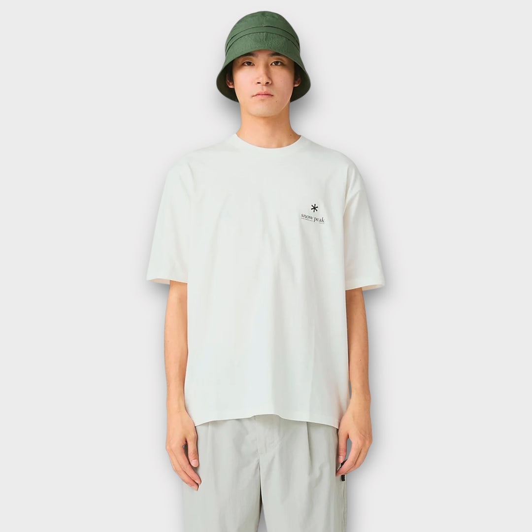 Detalje af Snow Peak-logo på hvid T-shirt