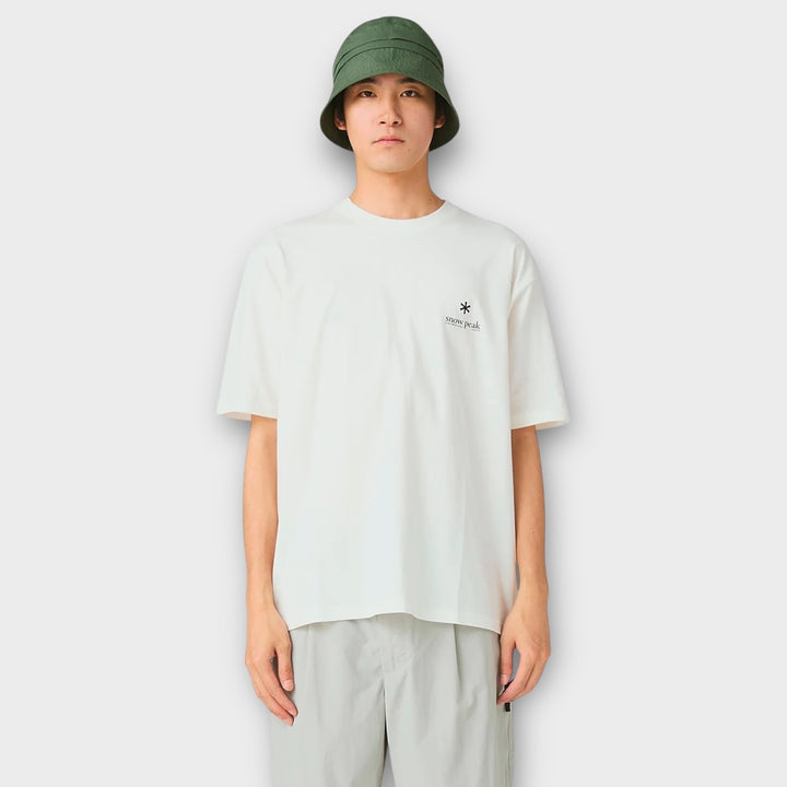 Detalje af Snow Peak-logo på hvid T-shirt