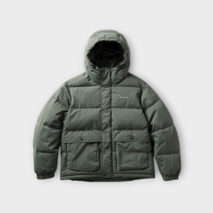 Snow Peak Everyday Down Jacket i Charcoal herre model set forfra