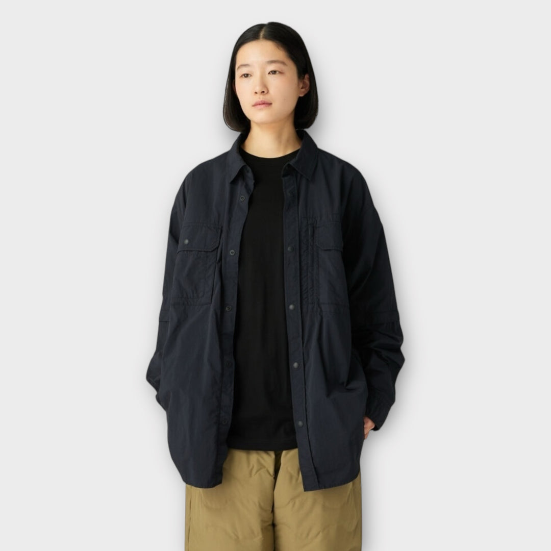 Detalje af lynlås og stof på sort Snow Peak Convertible Shirt