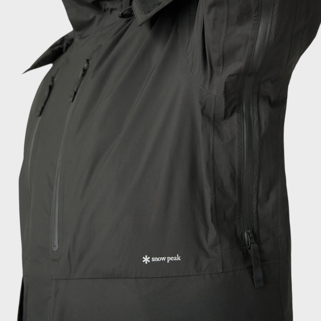 Snow Peak GORE-TEX Weatherproof Down Jacket i Sort, nærbillede af front og side
