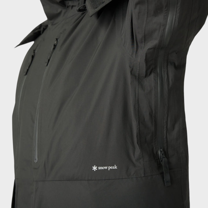 Snow Peak GORE-TEX Weatherproof Down Jacket i Sort, nærbillede af front og side