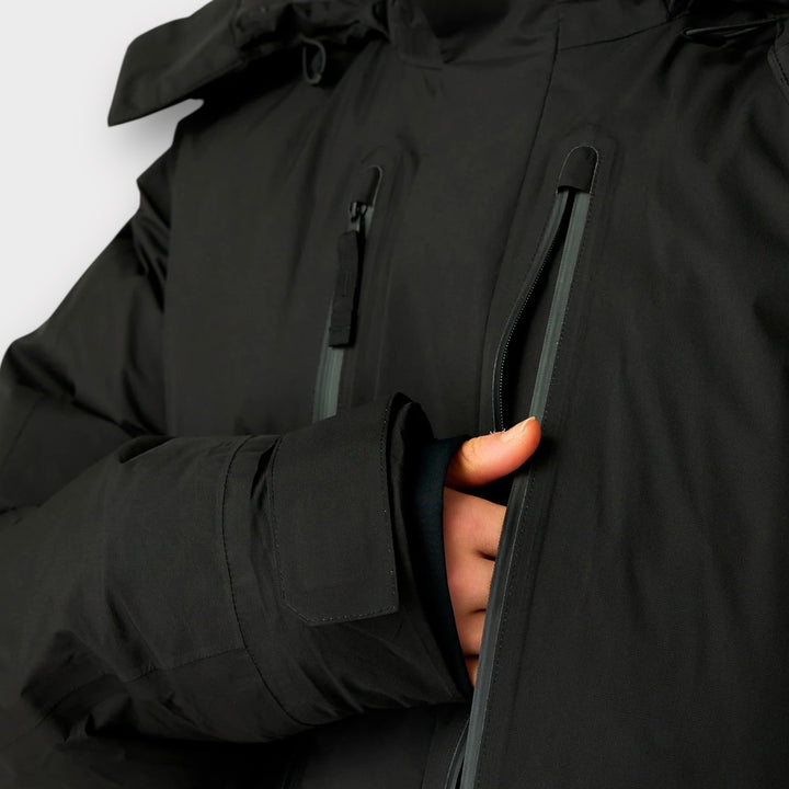 Snow Peak GORE-TEX Weatherproof Down Jacket i Sort, nærbillede af lynlåslomme på model