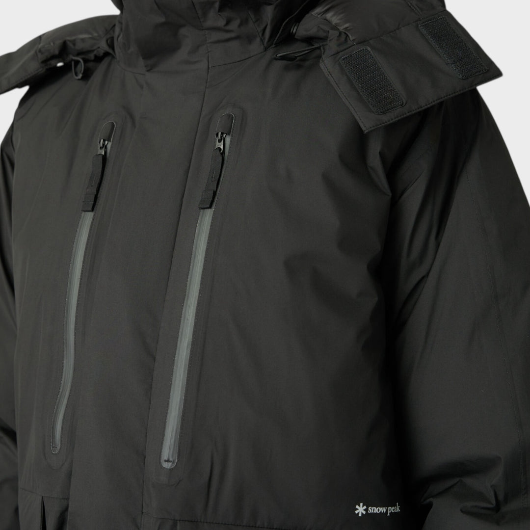 Snow Peak GORE-TEX Weatherproof Down Jacket i Sort, nærbillede af lynlåslommer på brystet