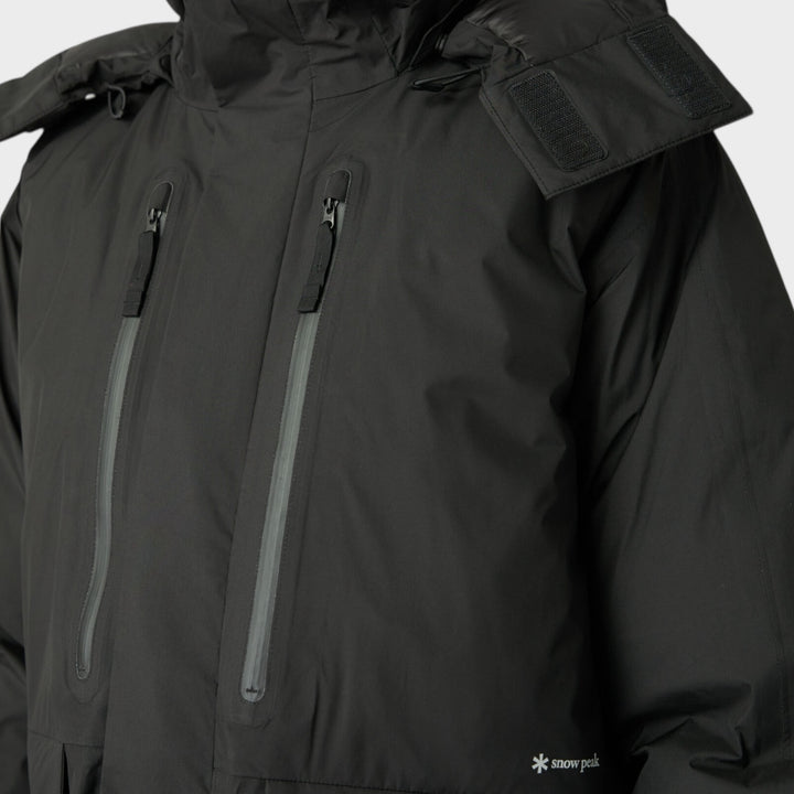 Snow Peak GORE-TEX Weatherproof Down Jacket i Sort, nærbillede af lynlåslommer på brystet