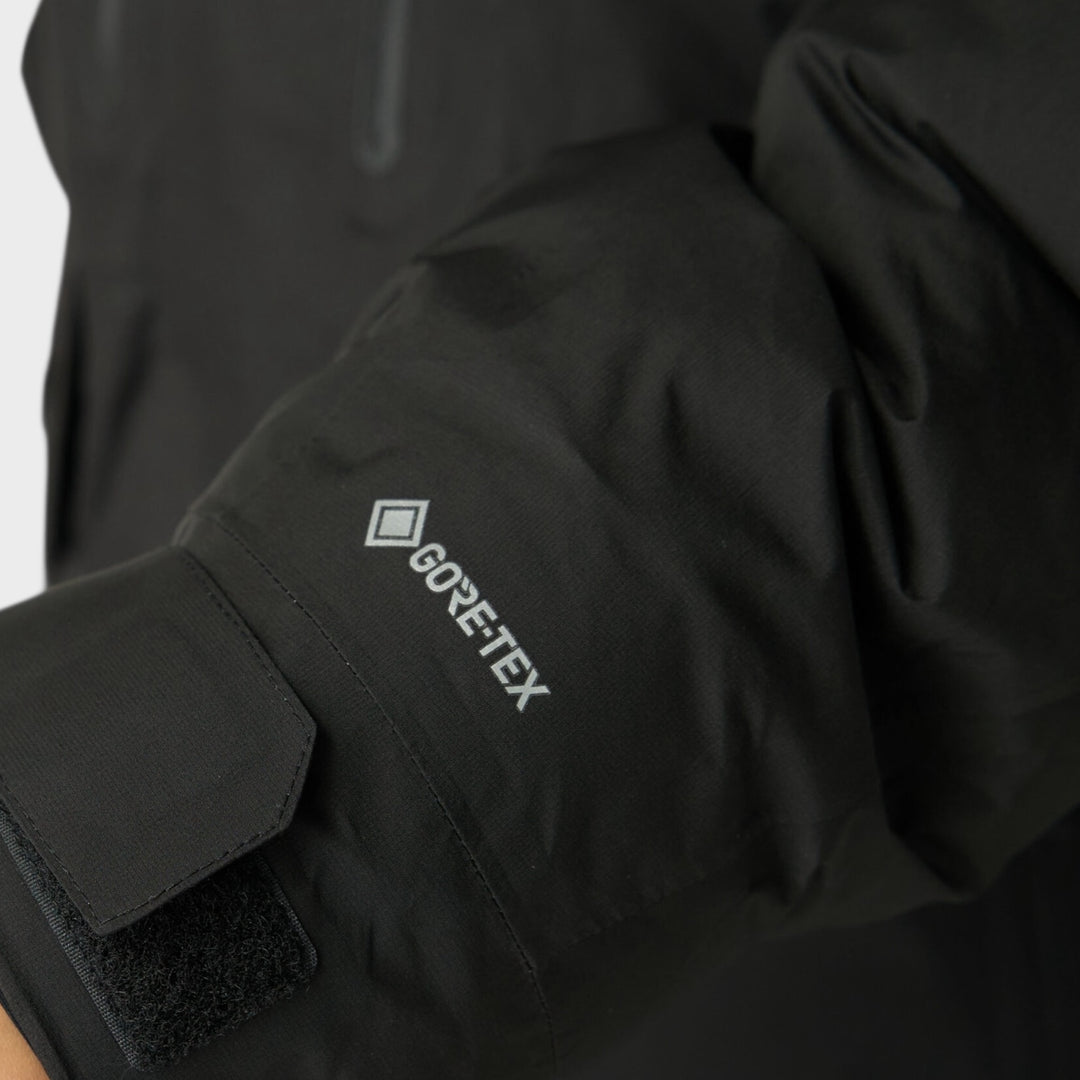 Snow Peak GORE-TEX Weatherproof Down Jacket i Sort, nærbillede af GORE-TEX-logo og manchet