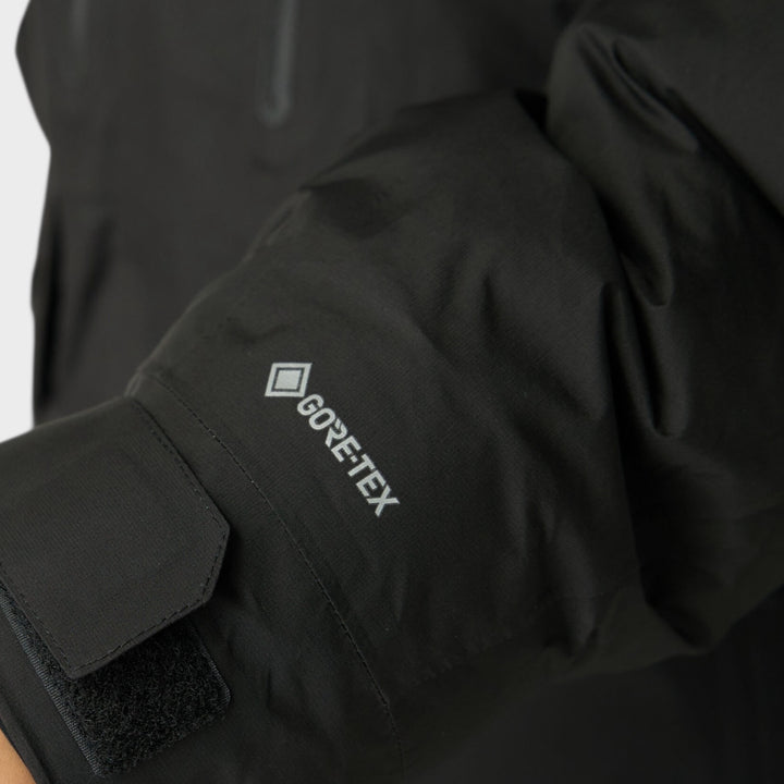 Snow Peak GORE-TEX Weatherproof Down Jacket i Sort, nærbillede af GORE-TEX-logo og manchet