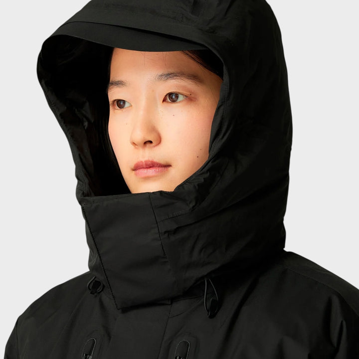 Snow Peak GORE-TEX Weatherproof Down Jacket i Sort, nærbillede af hætte og høj krave på model