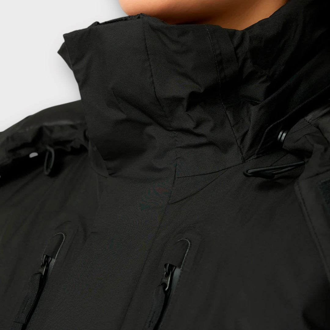 Snow Peak GORE-TEX Weatherproof Down Jacket i Sort, nærbillede af høj krave og hætte
